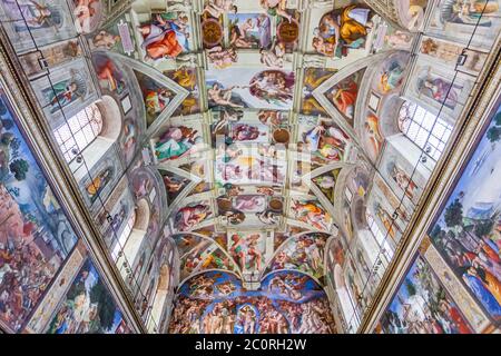 Rome, Italie - 3 novembre 2019 : plafond de la chapelle Sixtine dans le musée du Vatican. Banque D'Images