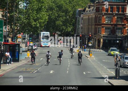 Londres, Royaume-Uni. 29 mai 2020. Un groupe de jeunes qui se sont enorrés dans White-Chapel High Street, qui était pratiquement vide le dernier jour de semaine avant les nouvelles règles de confinement.le Premier ministre a annoncé que des groupes de six personnes maximum pourraient se réunir en plein air en Angleterre à partir de lundi, ce qui a facilité le confinement de 10 semaines. Crédit : SOPA Images Limited/Alamy Live News Banque D'Images