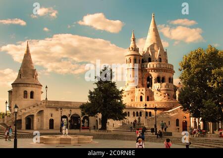 BUDAPEST - JUIN 27 : vue sur le Bastion des pêcheurs, la terrasse de style néo-gothique et néo-roman située sur la rive de Buda Banque D'Images