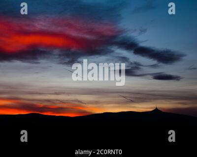 Ciel spectaculaire au coucher du soleil avec nuages colorés et silhouette de la crête de Jested, Liberec Banque D'Images