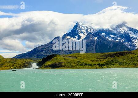 Vue sur le massif bleu à travers le lac Nordenskjold depuis le Mirador Lago Nordenskjold, le parc national Torres del Paine, Patagonie, sud du Chili Banque D'Images