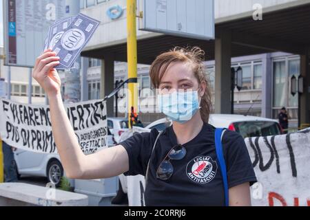 Roma, Italie. 12 juin 2020. Asseyez-vous devant le siège de l'Istituto Nazionale della Previdenza sociale (INPS) à Rome organisé par les travailleurs auto-organisés du divertissement pour demander le paiement des primes promises par le gouvernement italien et l'abrogation des règles de distanciation sociale. (Photo de Matteo Nardone/Pacific Press) crédit: Agence de presse du Pacifique/Alamy Live News Banque D'Images