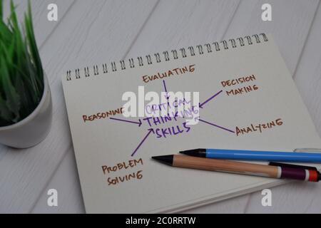 Pensée critique compétences écrire sur un livre avec des mots-clés isolé table en bois. Banque D'Images