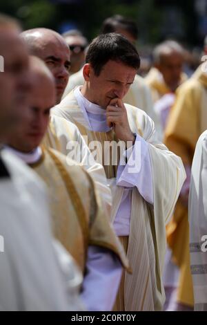 Des prêtres assistent à la procession.des milliers de catholiques ont pris part à une procession annuelle du Corpus Christ qui a traversé Cracovie malgré la menace du coronavirus. Elle a déclenché une discussion publique sur la responsabilité sociale de l'Église catholique. La position officielle de la hiérarchie cléricale exigeait le respect des mesures de sécurité, mais encourageait en même temps une participation massive à la procession. Crédit : SOPA Images Limited/Alamy Live News Banque D'Images