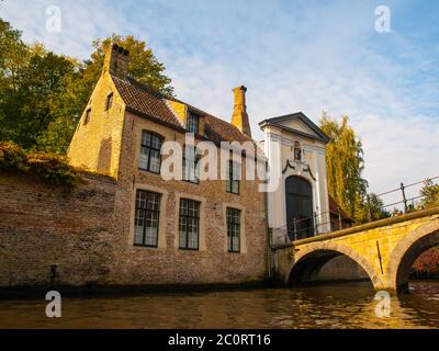 Pont et porte d'entrée de Begijnhof, ou Béguinage, à Bruges, Belgique Banque D'Images