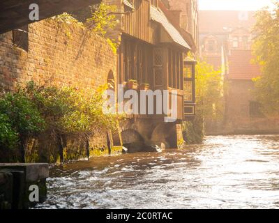 Vieilles maisons en briques le long des canaux d'eau à Bruges, Belgique. Banque D'Images