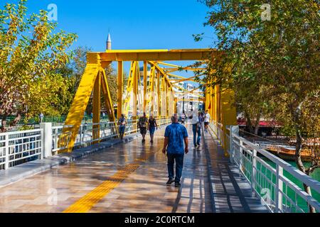 Manavgat, TURQUIE - 08 NOVEMBRE 2019: Pont à travers la rivière Manavgat dans le centre-ville de Manavgat dans la région d'Antalya en Turquie Banque D'Images