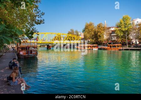 Manavgat, TURQUIE - 08 NOVEMBRE 2019: Pont à travers la rivière Manavgat dans le centre-ville de Manavgat dans la région d'Antalya en Turquie Banque D'Images