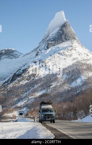 La montagne nationale de Norvège Stetind et mon syncro vanagon. Banque D'Images