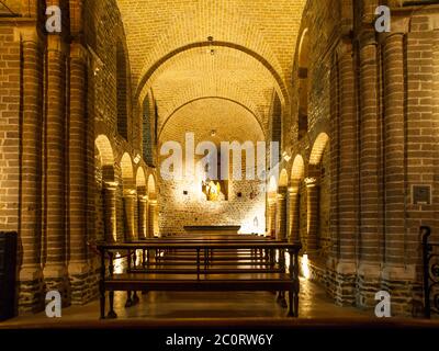 Intérieur roman de la chapelle Saint-Basile dans la basilique du Saint-sang à Bruges, Belgique Banque D'Images