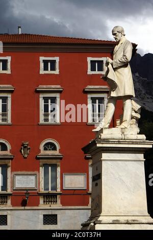 Sculpture en marbre sur la Piazza Antonio Gramsci Banque D'Images