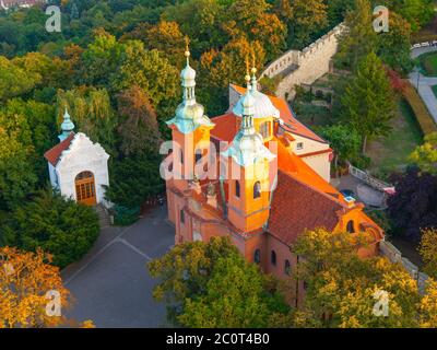 Église baroque de Saint Vavrinec ou Lawrence à la façade rose sur la colline de Petrin à Prague, République tchèque Banque D'Images