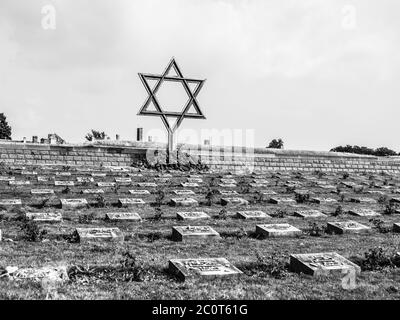 Cimetière près de la petite forteresse de Terezin, République Tchèque, image en noir et blanc Banque D'Images