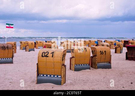 Chaise de plage couverte en osier à la mer Baltique, Allemagne. Banque D'Images