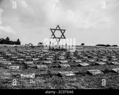 Cimetière près de la petite forteresse de Terezin, République Tchèque, image en noir et blanc Banque D'Images