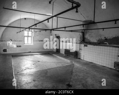 Intérieur de la salle de bains avec douches en prison. Image en noir et blanc. Banque D'Images