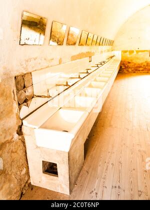 Rangée de lavabos et miroirs dans la salle de bains ancienne prison, image sépia Banque D'Images