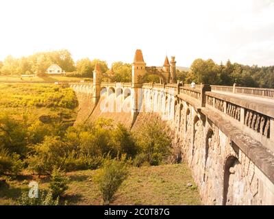 Barrage de conte de fées les Kralovstvi avec de belles tours dans la journée ensoleillée, République tchèque Banque D'Images