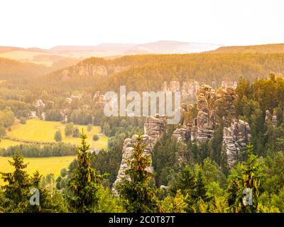 Vue aérienne des tours de grès d'Adrspach au milieu de la forêt, Adspach, République tchèque Banque D'Images