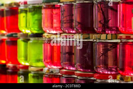 teinture maison sur miel multicolore dans des pots en verre Banque D'Images