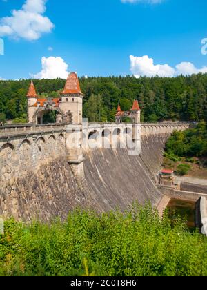 Barrage de conte de fées les Kralovstvi avec de belles tours dans la journée ensoleillée, République tchèque Banque D'Images