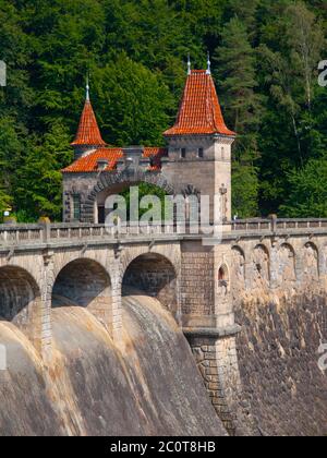 Barrage de conte de fées les Kralovstvi avec de belles tours dans la journée ensoleillée, République tchèque Banque D'Images