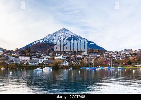 Vue imprenable sur le village de Spiez avec le Niderhorn en arrière-plan, sur le côté lac de Thun à Spiez, canton de Berne, Suisse Banque D'Images