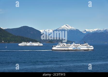 West Vancouver (Colombie-Britannique), Canada – le 20 mai 2017. BC Ferries Cross dans Howe Sound. Banque D'Images