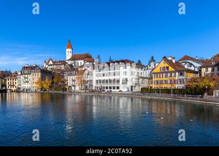 Belle vue sur la vieille ville de Thun depuis le bord de l'Aare en automne, canton de Berne, Suisse. Banque D'Images