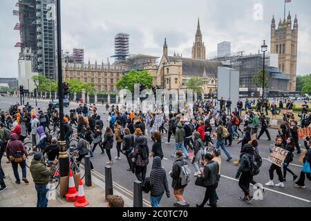 Londres, Royaume-Uni. 12 juin 2020. En traversant Parliament Square et en entrant dans Whitehall - Black Lives Matter, les manifestants réagissent à la mort de George Floyd, à Minneapolis la semaine dernière, en marchant sur Westminster après s'être rassemblé à Hyde Park dans le cadre d'une journée d'action contre la discrimination. L'Africain américain de 46 ans a été filmé comme un policier blanc à genoux sur son cou pendant presque neuf minutes. Le « verrouillage » facilité se poursuit pour l'épidémie de coronavirus (Covid 19) à Londres. Crédit : Guy Bell/Alay Live News Banque D'Images