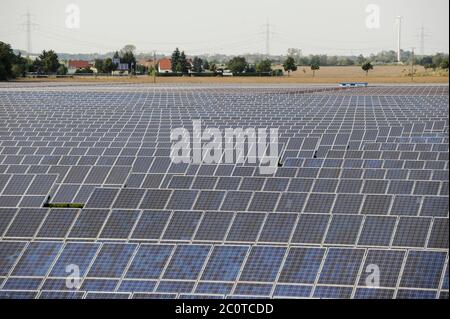 ALLEMAGNE, Solar Valley at Bitterfeld Wolfen / DEUTSCHLAND, Freiflaechen Solar Feld und Windkraftanlagen im Solar Valley Standort vieler Solarfirmen wie Q-cellules Sovello BEI Bitterfeld-Wolfen in Sachsen-Anhalt Banque D'Images