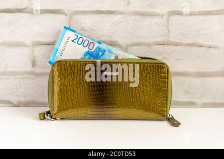 Rouble russe. Argent dans un portefeuille en cuir vert sur la table. Copie de l'espace. Banque D'Images