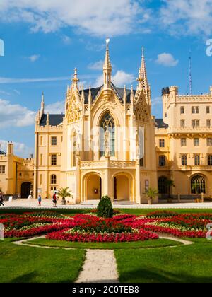 Château de Lednice dans le style néo-gothique anglais avec jardin fleuri le jour de l'été, Paysage culturel de Lednice-Valtice, République tchèque Banque D'Images