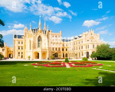 Château de Lednice le jour d'été ensoleillé, Moravie, République Tchèque. Patrimoine mondial de l'UNESCO. Banque D'Images