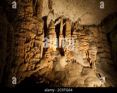 Caractéristiques karstiques pittoresques dans la grotte illuminée Banque D'Images