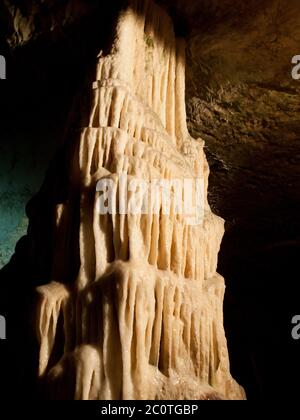 Caractéristiques karstiques pittoresques dans la grotte illuminée Banque D'Images