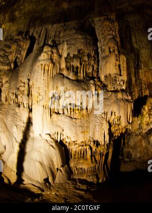 Caractéristiques karstiques pittoresques dans la grotte illuminée Banque D'Images