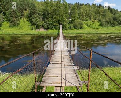 Le pont suspendu traverse la rivière Banque D'Images