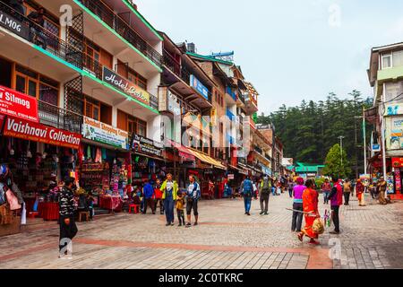 Manali, INDE - 27 SEPTEMBRE 2019: Le centre commercial est une rue piétonne principale dans la ville de Manali, Himachal Pradesh état de l'Inde Banque D'Images