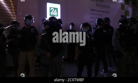 Hong Kong, CHINE. 12 juin 2020. Un jeune homme est détenu, entouré et interrogé par LA POLICE ANTI-ÉMEUTE le soir du premier anniversaire de LA MANIFESTATION contre la loi anti-extradition à Mong Kok, où de nombreux citoyens se sont réunis pour commémorer l'événement historique qui s'est produit l'année dernière.12 juin 2020 Hong Kong.ZUMA/Liau Chung-ren crédit: Liau Chung-ren/ZUMA Wire/Alay Live News Banque D'Images