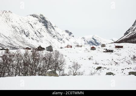 Petites cabines de montagne dans le parc national de Jotunheimen. Banque D'Images