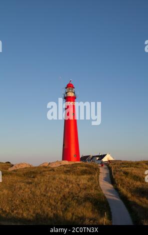 Phare rouge sur l'île hollandaise Banque D'Images