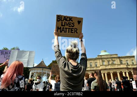 Black Lives Matter manifestation pacifique dans le parc Pittville à l'ombre de la salle de pompe Pittville, le bâtiment emblématique de la Régence. La foule était paisible et c'est bien Banque D'Images
