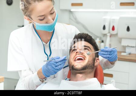 Ayant examiné les dents de l'homme à des dentistes. Aperçu de la prévention de la carie dentaire Banque D'Images