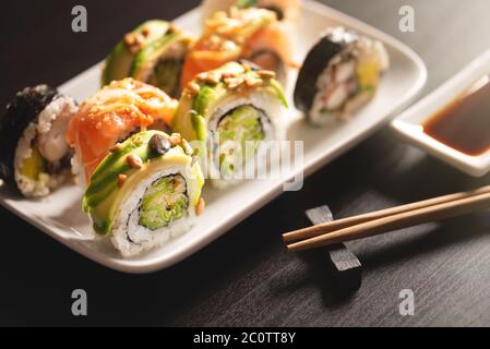 Rouleau de sushi sur l'assiette. Vue sur la cuisine traditionnelle japonaise asiatique Banque D'Images