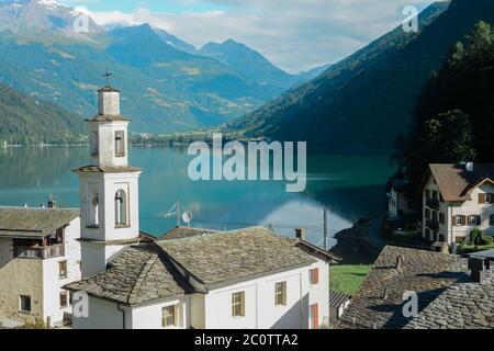 Le petit village de Miralago dans la vallée de Poschiavo, en Suisse. Banque D'Images