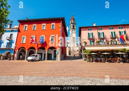 ASCONA, SUISSE - 10 juillet 2019 : café de la rue et maisons colorées à Ascona, situé près de la ville de Locarno sur le Lac Majeur en Suisse Banque D'Images
