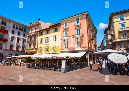 LUGANO, SUISSE - 09 JUILLET 2019 : Street Cafe à la Piazza della Riforma ou à la place de la réforme, la place principale de la ville de Lugano dans le canton du Tessin, en Suisse Banque D'Images