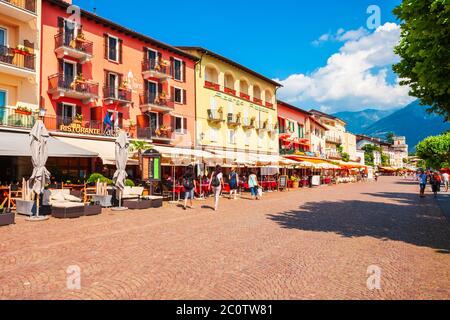 ASCONA, SUISSE - 10 juillet 2019 : café de la rue et maisons colorées à Ascona, situé près de la ville de Locarno sur le Lac Majeur en Suisse Banque D'Images