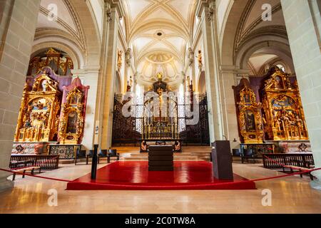 LUZERN, SUISSE - 11 juillet 2019 : Eglise de Saint Leodegar ou Saint Leodegar Hofkirche est une église catholique romaine de la ville de Lucerne, Suisse Banque D'Images